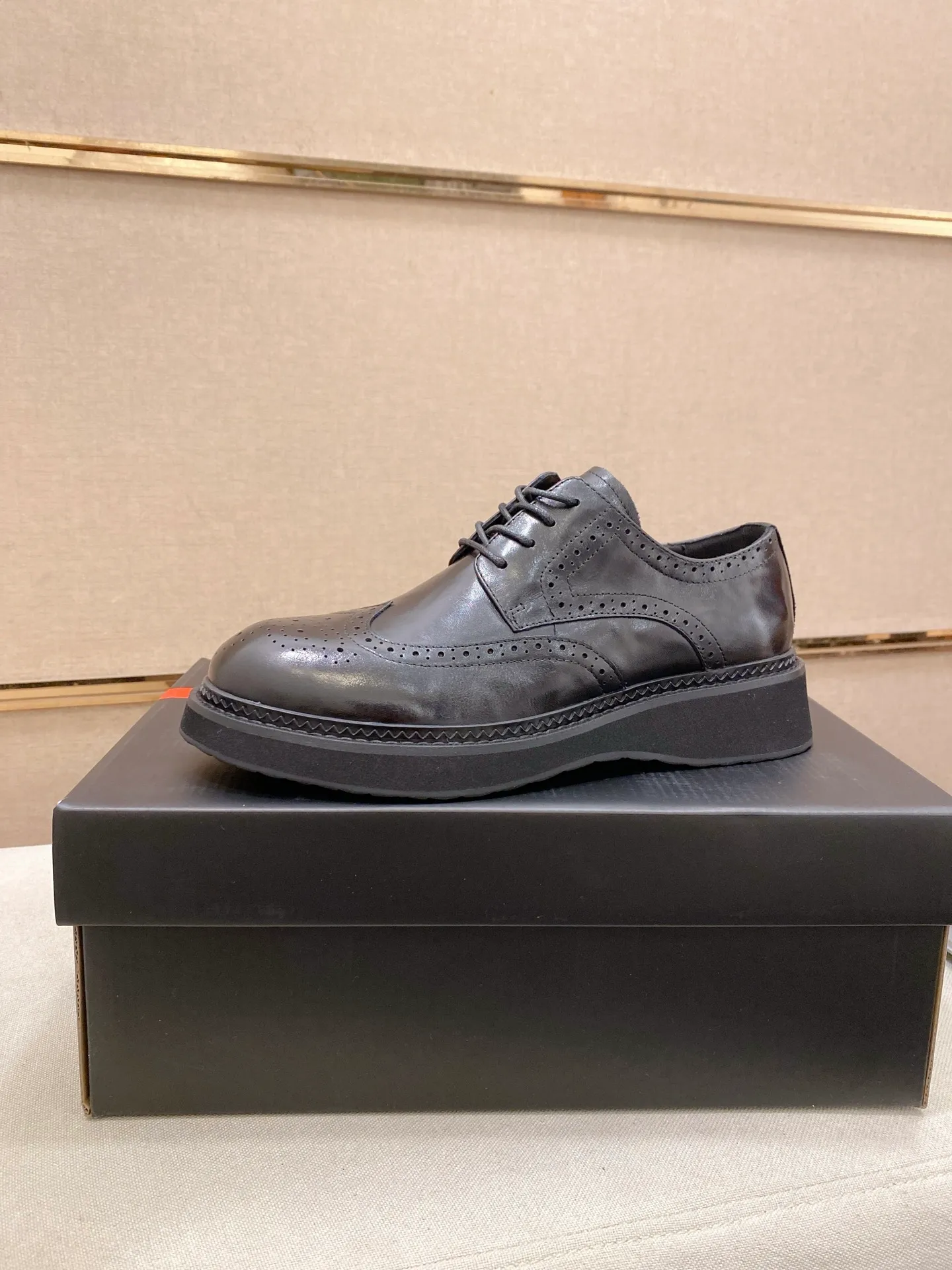 Factory price 720💰 🍁🍁High version High-quality new PRADA (Prada) counters are launched simultaneously, new men's shoes, 😘fabrics are selected from imported lacquered first-layer cowhide, and imported cowhide lining. 👍🏿 High-end ☄️ air-cushion molded anti-slip rubber outsole, exquisite lines, simple and elegant, comfortable and high-end for leisure travel. Code number: 38 to 45